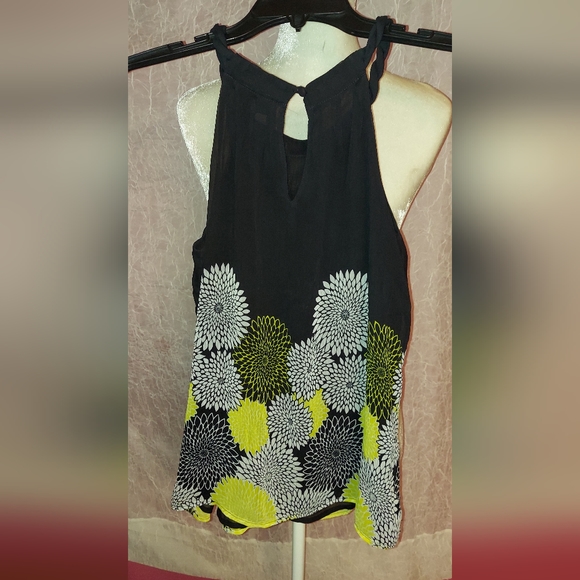 Cute Womans Tank Top with Flowers from a.n.a. in a size XS Extra Small - Picture 2 of 6